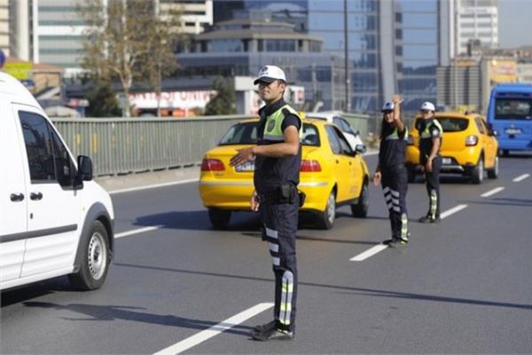 <p><b>Taksi</b></p>  Trafiin youn olduu bir gnde 8 km'lik yol iin denen taksi paras yaklak 18 lira.