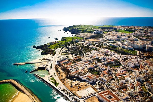 <p><b>13-Nijerya</b></p>  Nijerya da yine listenin dikkat eken lkelerinden biri. 260 milyar dolarlk ekonomisiyle u anda dnyann en byk 39'uncu lkesi olan Nijerya, 2050'de 4,91 trilyon dolar ekonomik bykle kacak ve dnyann en byk 13'nc lkesi olacak. Hatta Trkiye'nin bile nne geecek.