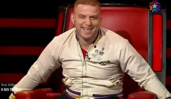 Athena Gkhan'a camide rastlayan bir hayran, arkcnn abdest ald ann fotorafn yaynlad. Twitter kullanclar ise fotoraf, Gkhan'n yarmada srekli kulland "Abi ok iyi yaa" szyle yorumlad.