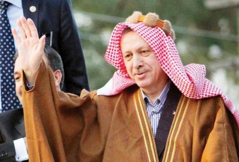 Erdoan anlurfa mitinglerinde yresel giysi giyerken kendisine ilgi bykt.