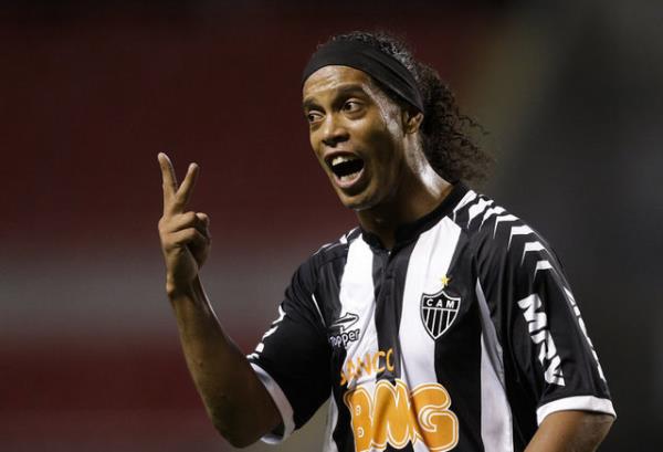 Beikta'n renklerine balamak iin uzun uralar verdii Ronaldinho'da mutlu sona ulaamad. Siyah beyazllar olduka zen bu gelime sonrasnda sosyal medya adeta alkaland.