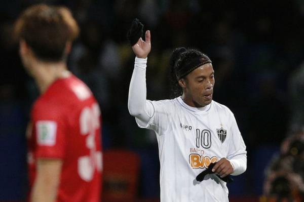 SON DAKKA !!! Beklenen oldu ve Ronaldinho siyah-beyaz formayla anlama salad .... | A.Mineiro ile szlemesini uzatt :D