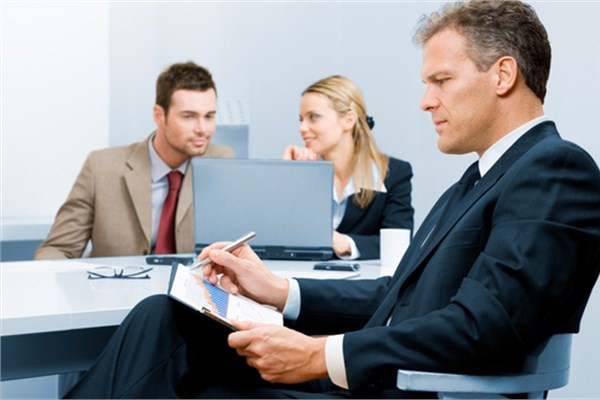 <p><b>Kdemli st dzey ynetici</b></p>  Kurumsal irketlerin kdemli st dzey yneticileri ABD'de yllk 106 bin dolarn zerinde kazanyor. Yneticiler dier insanlarn yaamlarna etki eden kararlar aldklarnda stresli meslekler listesine girebiliyor.