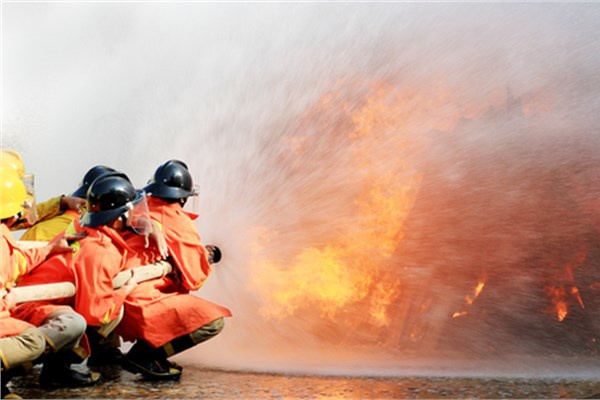 <p><b>tfaiye</b></p>  tfaiye alanlar ABD'de yllk 50 bin dolara yakn kazanyor. Bire bir yangnla mcadele eden bu kiiler dnyann en stresli mesleklerinden birini yapyor.