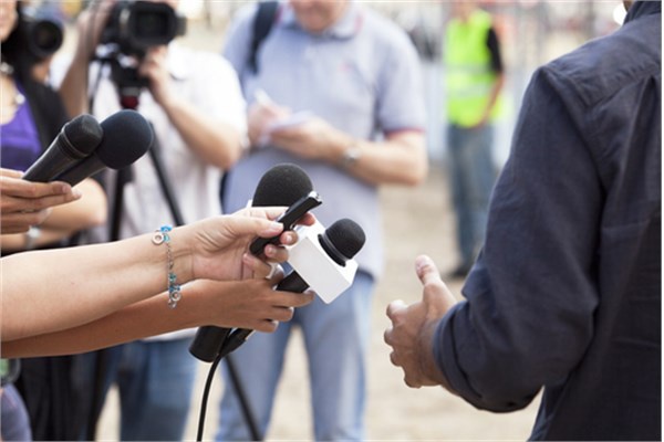 <p><b>Gazeteci</b></p>  Gazeteciler ABD?de yllk 35 bin dolar kazanyor. Haber yetitirme, gndemi takip etme, scak gelimeleri annda okuyuculara aktarma gibi skntlar nedeniyle gazetecilik dnyann en stresli mesleklerinin banda geliyor.