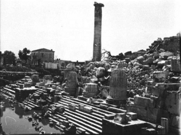 Oxford niversitesi Tarih Blm mezunu olan, Arap llerine yapt seyahatler yznden Arap lkelerinde "ln kz" ve "Irak'n tasz kraliesi" olarak anlan Bell'in anlarndan ilk kez 1899 ylnn Aralk aynda zmir'e geldii ortaya kt.