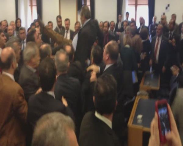 Salonda AK Partili ve CHP'li erkek vekiller arasndaki kavga kadn vekillere de srad.