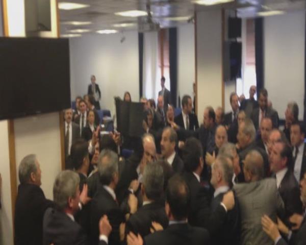 HSYK dzenlemesinin grld Adalet Komisyonu'nda kavga kt. iPadler ve yumruklar havada uutu.