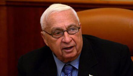 Aynen Sabra ve atilla katliamnda yapt gibi kundaktaki bebeklerden ayakta zor yryen seksenlik ihtiyarlara kadar btn herkesi katletme konusunda snr tanmaz bir saldrgan tavr iine girdi. Bu amala "nokta vuruu operasyonlar" ad verilen aktan devlet suikastlar silsilesi balatt.