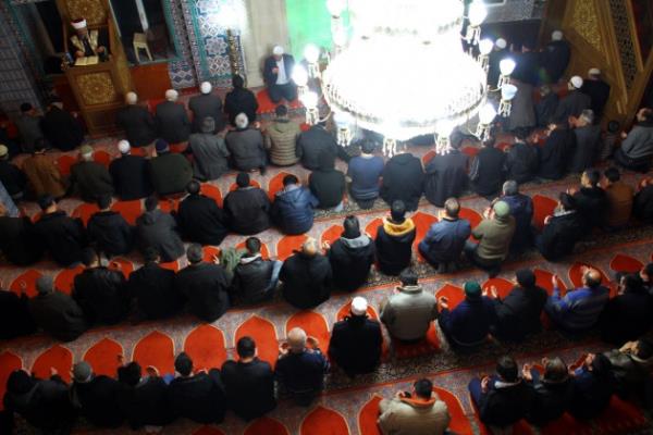 Rahmet peygamberi Hazreti Muhammed'in doum gn olan Mevlid Kandili dolaysyla Trkiye'de vatandalar camilere akn etti.