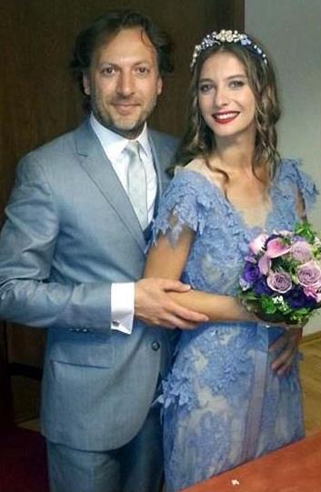 Tuba nsal ile Mirgn Cabasn evlilik resmi