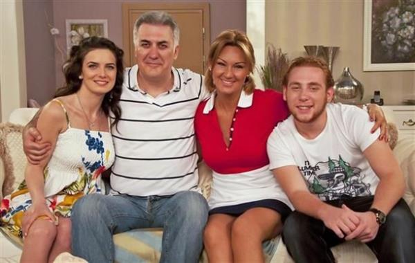 Tafrn erkeinin dnyalar kibari Meltem'le ve komusu Lght Selami'yle tatl didimeleri yllar boyu ekranlarda srd. Zaman zaman dizi yaynna ara verse de imdi olduu gibi hala yeni blmleriyle ekranda.