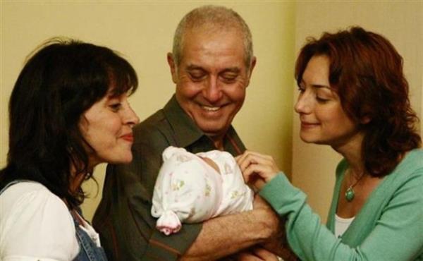 <p><b>ALYE</b></p>    Aliye yllar nce Sal akamlarnn fenomen dizisiydi. Lsemi hastas ocuu iin verdii vefakar anne Sanem elik'in yks milyonlar aylarca ekrana balad, gzyana bodu.