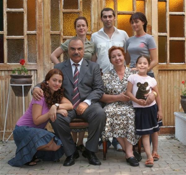 <p><b>YAPRAK DKM</b></p>    Reat Nuri Gntekin'in lmsz eseri Yaprak Dkm roman topu topu 160 sayfayd ama dizisi tam 5 yl srd. stelik de giderek artan bir izlenme oranyla