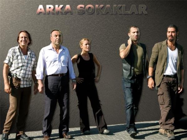 <p><b>ARKA SOKAKLAR</b></p>    Kanal D ekranlarnda 11 yl nce ekrana gelmeye balad. Her hafta farkl bir yky ekrana tad, kendine has ekim tarzyla dikkatleri zerine ekti. Hala ekranlarda. zellikle tekrar blmleri ald ratinglerle dizinin nasl da dinamik olduunu ve gnceli yakaladn gsteriyor.