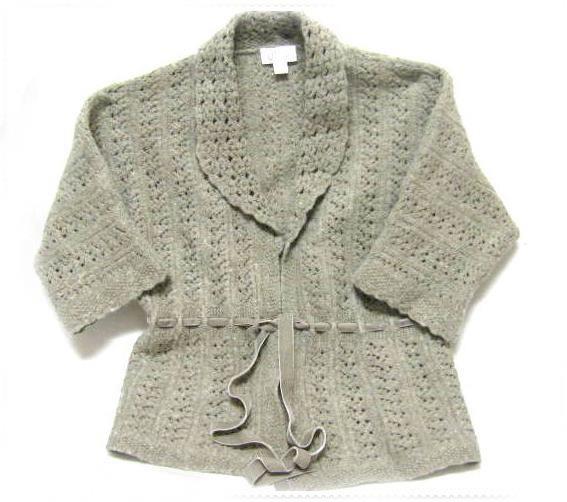 <p><b>"Yn elbiseler neden scak tutar?" </b></p>  Yn ipliklerinin dalgal kvrcklar nedeniyle deriyle giyecek arasndaki hava tabakasnn, yani vcut ssnn dar kamasna ve dardaki souun ieri girmesine engel olur. Yani ynl giysi aslnda stmaz iyi bir yaltkan grevi yaparak scak tutar.