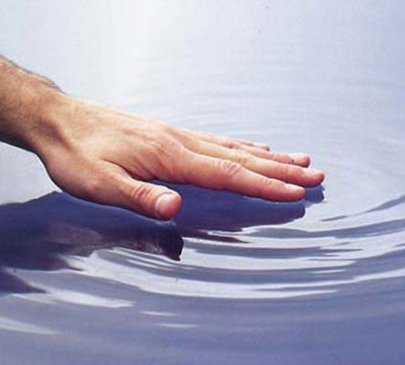 <p><b>"Parmaklar suda kalnca neden buruuyor?"</b></p>   Eer hcrelerinizin sahip olduundan daha az younlukta ya da az tuz zeltisinin olduu suya girerseniz, su osmos yntemiyle vcuda emilir. Bu da derideki hcrelerin imesine neden olur. Hcreler alt tabakadaki dokulara bal olduklarndan deri bu duruma uyum salayabilmek iin buruur.