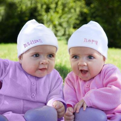 <p><b>"Neden tek yumurta ikizlerinin parmak izleri birbirini tutmuyor?"</b></p>   Tek yumurta ikizleri ayn DNA'ya sahip olsalar da hcre-hcre ayn deildir, d grnnz genleriniz belirler. Parmak izleri ise vcutta maruz kalnan hormonlara baldr. ki hcrenin hormon seviyesi farkl olduu iin, parmak izleri de ayn olmaz.