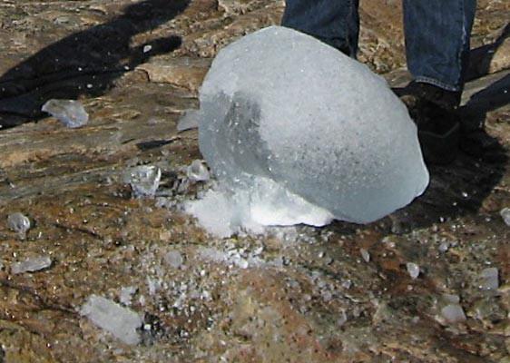 <p><b>"Havaya atlan su buz olarak der mi?"</b></p>   Eksi 30 derecede havaya atlan su yere buz olarak der.