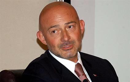 NTV, Star TV, CNBC-e, NTV SPOR televizyonlar�, Vogue, GQ, National Geographic T�rkiye dergiyleriyle medyada faaliyet g�steren Ferit �ahenk'in ticari i�leri ��yle: Bankac�l�k ve finans, otomotiv, in�aat, turizm, marinalar grubu, gayrimenkul, enerji, yeme-i�me.