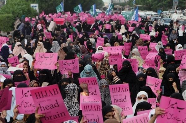 Pakistan�da en uygun �rt�nme bi�imi 2 ve 3 numaral� foto�raflar olarak se�ilmi� yine b�t�n v�cudu kapatan siyah k�yafetler.. En uygunsuz �rt�nme bi�imi ise 6 numaradaki ba�� a��k kad�n foto�raf� se�ilmi�..