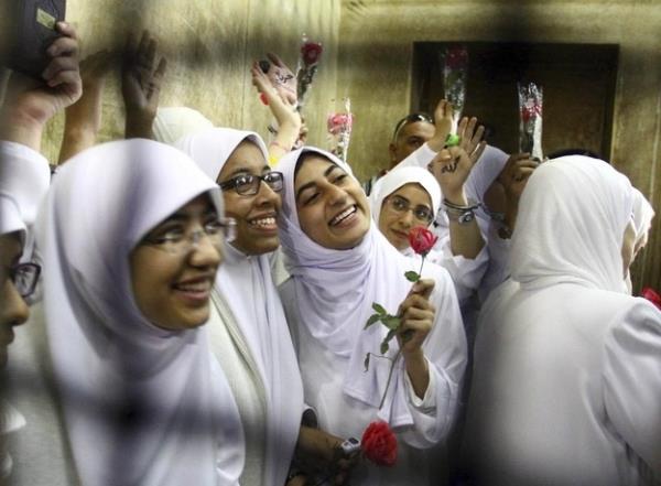 M�s�rl� kad�nlar en uygun giyinen kad�n modelini yine 4 numara olarak belirlemi�ler , en uygunsuz giyim tarz� ise 1 numaradaki Burka olmu�..