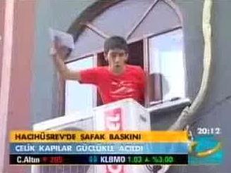 Camdan sarkan gencin uyu�turucu operasyonu i�in evlerine gelen polislere 'Okuyom ben yaa' demesi