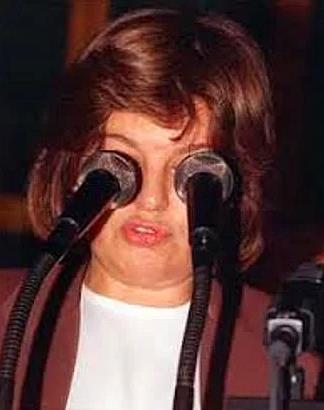 Mikrofonun Tansu �iller�in g�zlerine denk gelmesi