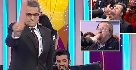 Mehmet Ali Erbil�in seyircilere canl� yay�nda salam yedirmesi