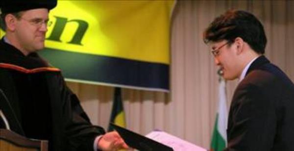 5 yana bastnda en zor integral ve diferansiyel denklemleri zebilen dahinin IQ'su 210'un zerinde olarak biliniyor. 3 yanda Hanyang niversitesi'nden kabul alan Yong, 6 yana kadar fizik blmnde misafir renci olarak okudu.