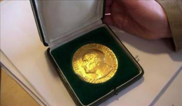 Eski Amerikan Bakan Bill Clinton'la ve Mikhail Gorbaov'la tanm ve Birlemi Milletler Konseyi'nde konuma yapm srad bir ocuk o. te tm bu srad ynleri ve bar iin yapt almalarla, Smith, imdiye kadar drt kez Nobel Bar dl'ne aday gsterildi. in ilgin yan ise tm bu baarlar, 20 yana basmadan gerekletirmesi.