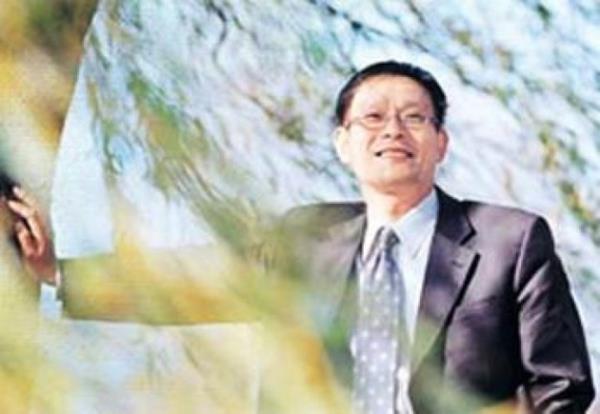 1- KIM UNG-YONG     4 yanda niversiteye gitti, 15 yanda doktorasn yapt. 1962'de Kore'de doan Kim Ung-Yong isimli bu sper dahi, dnyann en zeki insan olarak Guinnes Rekorlar Kitab'na girdi. 4 yanda niversiteye gitmekle kalmayan byk deha, ayn zamanda o yalarda Japonca, Korece, Almanca ve ngilizce dillerine de hakim olmasyla ayr bir rekor kryor.