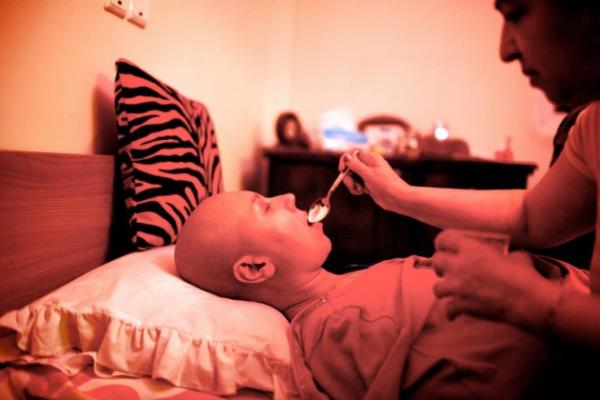 "30 y�ll�k hayat tecr�besini s�rtlay�p yeni bir d�neme yelken a�madan �nce, korkun� tedavisi ve i�ren� ismi beni g�n be g�n yok eden bir hastal�kla m�cadele etmeye ba�lad�m. Yaz�n keyfini ��karamad�m. S�cakl���n� hissedemedim. Otuzuncu ya� g�n�m� hastanede doktorlarla birlikte kutlad�m. Kemoterapiden ve mide bulant�s�ndan o kadar bitkindim ki, ne pasta ne mumlar, ne de umutlu bir dile�im vard�. Hayat�m�n en iyi zamanlar� olmas� gereken �n�mdeki 30'lu ya�lar�ma, hastal���n pen�esinde girdim." Temmuz 2013