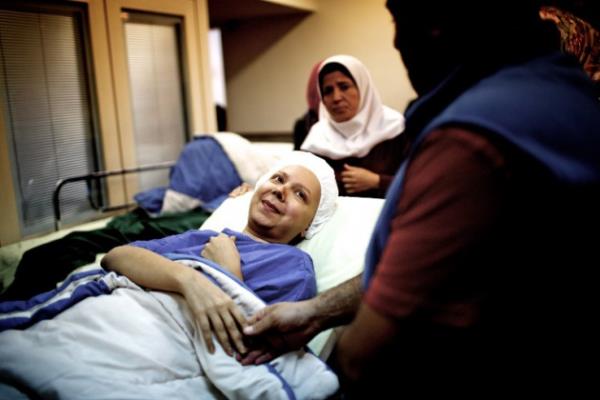 "Bazen kanser hastas� oldu�umu unutuyorum. D�n eski bir foto�raf�m� g�rd���mde fark�nda olmadan ��yle dedim: 'Uzun sa�l�yken �ok daha g�zel g�r�n�yormu�um! Neden kestiysem sa�lar�m�!'" Kas�m 2013