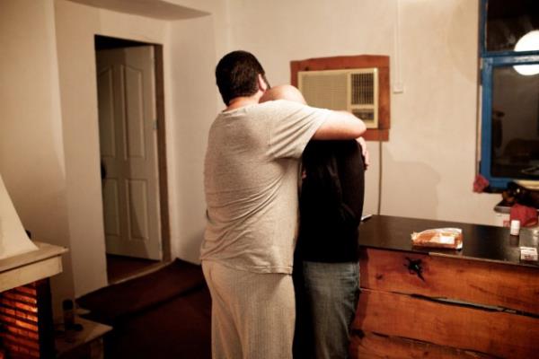 "Korkuyordum. Ne zaman ger�ekle�ece�ini, sonunda v�cudumun nas�l bir �ekil alaca��n� bilmiyordum. Ameliyattan hemen �nce, izin formlar�n� imzalad�ktan sonra, o asans�r�n yan�ndaki sedyede otururken, ka�ma fikri beynime h�cum etti. Sedyeden f�rlay�p kimsenin beni bulamayaca�� bir yere do�ru ko�mak istedim." Ekim 2013