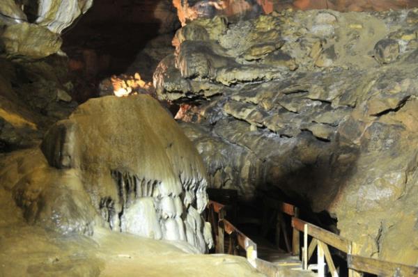 Trabzon'daki �al Ma�aras�, i�indeki sark�t ve dikitlerden olu�an muhte�em do�al �ekilleri, zaman zaman 1,5 metre derinli�e ula�an deresi, �elaleleri ve g�letleri ile her mevsim turistlerin ilgisini �ekiyor.