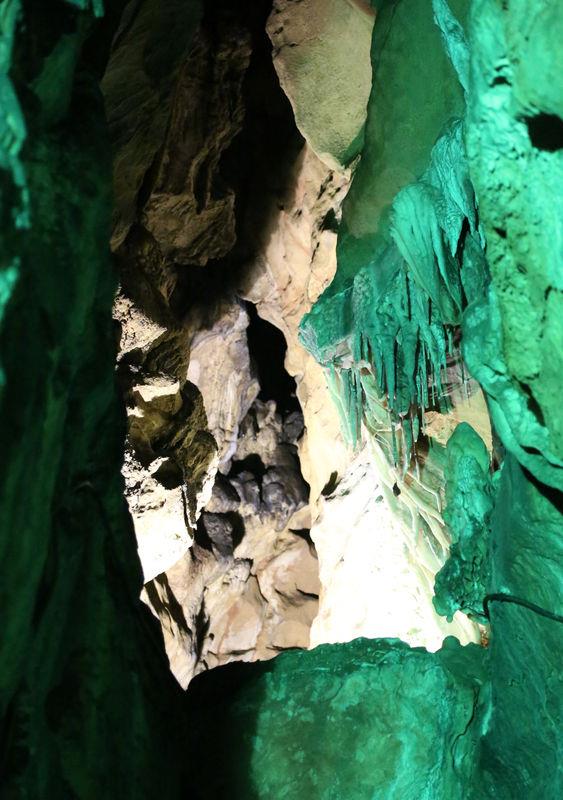 D�zk�y il�esinin �al beldesinde, deniz seviyesinden 1050 metre y�kseklikte bulunan, d���ndaki do�al g�zelliklerinin yan� s�ra i�indeki sark�t ve dikitleri ile g�z kama�t�ran �al Ma�aras�, adeta yer alt�na saklanan cennet.