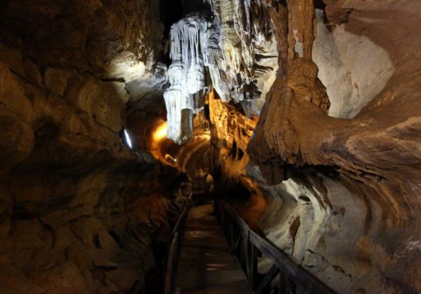 Yakla��k 1 kilometrelik b�l�m� ���kland�r�lan ma�aran�n i�indeki ilgin� �ekiller dikkati �ekiyor.