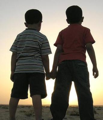 "Yan yana" kelimesi ayr� yaz�l�rken, "apayr�" kelimesi birle�ik yaz�l�r.