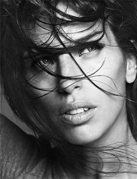 Sinemada maskelerinin ve kostmlerinin altnda grdmz aktrlerin gerek yzleri ve filmlerdeki karakterleri.