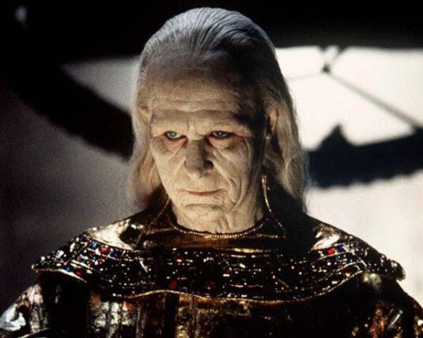 Sinemada maskelerinin ve kostmlerinin altnda grdmz aktrlerin gerek yzleri ve filmlerdeki karakterleri.