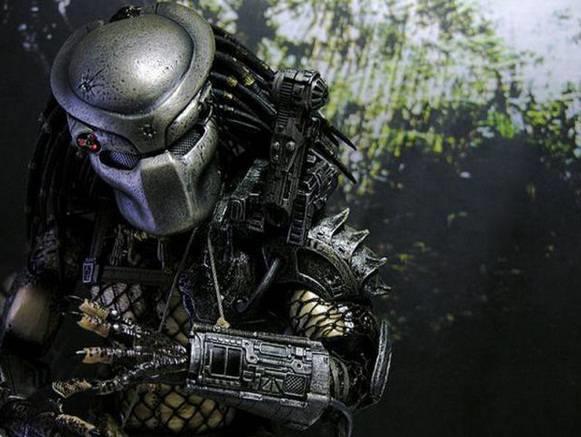 Sinemada maskelerinin ve kostmlerinin altnda grdmz aktrlerin gerek yzleri ve filmlerdeki karakterleri.