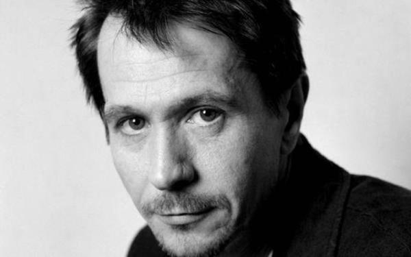 Sinemada maskelerinin ve kostmlerinin altnda grdmz aktrlerin gerek yzleri ve filmlerdeki karakterleri.