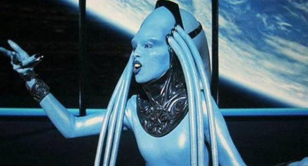 Sinemada maskelerinin ve kostmlerinin altnda grdmz aktrlerin gerek yzleri ve filmlerdeki karakterleri.