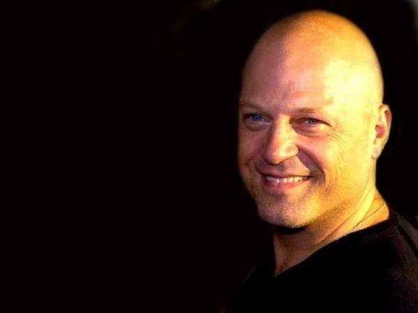 Sinemada maskelerinin ve kostmlerinin altnda grdmz aktrlerin gerek yzleri ve filmlerdeki karakterleri.