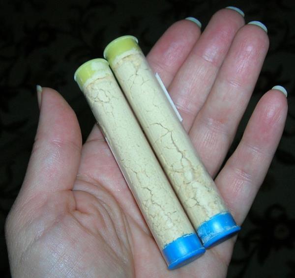 <p><b>LEBLEB TOZU:</b></p>  Mahalle bakkallarnda "leblebi tozu" satlrd. aret parma uzunluunda ve kalnlndaki effaf torbalara doldurulmu ekerli leblebi tozlar, ocuklar tarafndan ok sevilen ve genelde yenmek zere deil de, aza tmyle doldurulduktan sonra karndakine hzla pskrtlmek iin satn alnan bir gda maddesiydi. Eer azda fazla tutulursa, boaza fena halde kaar ve uzun sre ksrtrd. Boulmak zere olan ocuunu farkeden tell ebeveynler tarafndan ocuk gzelce dvlr, leblebi tozunun kalan ksm derhal pe atlrd.