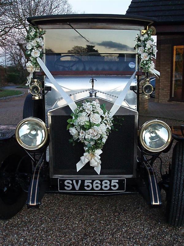 <p><b>GELN ARABASI SSLER:</b></p>  70`li yllarda evlenme trenleri bandan sonuna kadar, zengininden fakirine kadar olabildiince aaal kutlanmas gerektiine inanlan trenlerdendi. Bu yzden gelin arabalarnn hemen her yeri (kap tutacaklarndan, sileceklerine, amurluklarndan n kaputun zerine kadar) sslenmeye allrd. Gelin arabalarnn olmazsa olmaz balca ss ise, otomobilin n kaputunun n ortasna oturtulan, gelinlik giydirilmi oyuncak bir kz bebekti. Aracn n kaplaryla n cam arasna sktrlm rengrenk iki kurdela iki taraftan gen oluturacak ekilde gerilir ve oyuncak bebein bacaklarnn arasnda sabitlenirdi. Gelin arabasnn -anndan olsa gerek-, nikh trenine gidi ve geliinde ar srat yapmasndan tr, kaputun zerindeki bebek ounlukla yolda savrularak der ya da oluan rzgrdan yamulur, eci-bc olurdu.