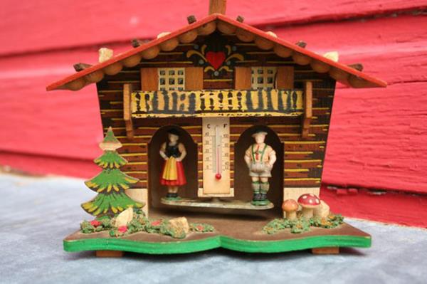 <p><b>EV EKLNDE BBLO BAROMETRELER:</b></p>  ou evde teknik gstergelerinden ok ss amal kullanlan barometrelerden vard. ounlukla n taraf iki kapl, ats ve yanlarnda pencereleri olan tahtadan bir ev eklindeki biblonun kaplarndan birinde emsiyeli bir adam, dierinde ise elinde iek demeti tayan bir kadn biblosu olurdu. Bunlar orta noktasndan yere vidalanm uzunca bir tahtann iki ucuna sabitlenmi figrlerdi. Evin zerindeki barometrenin alak ve yksek basnc gstermesine gre, uzun tahtaya bal bir dzenek yardmyla figrlerin birinden biri evin dna karken, dieri otomatikman ieri kaard. emsiyeli adam evin dna ktysa havann bozaca, iekli kadn dar ktysa havann gzel olaca ima edilmekteydi. Gnmzde ise evlerde deil barometre, termometre dahi asl deil.