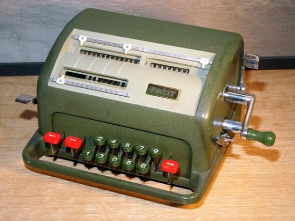 <p><b>FACITLAR:</b></p>  70`li ve 80`li yllarda muhasebecilerin, zellikle de bakkal dkknlarnn deimez elemanlarndan olan "Fact"ler, sa yannda bir evirme kolu ve zerinde tular olan enteresan hesap makineleriydiler. Bakkal, Fact`n tularna bastktan sonra, yanndaki kolu ileri-geri birka kez seslice evirir, tekrar tulara basar, yeniden kolu evirir ve bu ilemler zinciri, hesaplanacak tm kalemler tamamlanana kadar srp giderdi. En son ilemden sonra zerinden yazarkasa fii gibi bir kt kartrd. Hesaplayan kii bu fie bakarak, alveriin ederini sylerdi. Sadece toplama-karma yapabilen ve gnmz koullarnda ok ilkel saylabilecek olan Factlar, o dnemlerin pratik ve teknolojik aletlerindendiler.