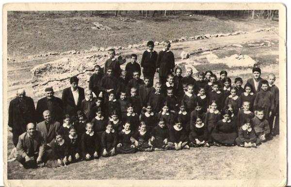 <p><b>CUMARTES ETM-RETM: </b></p>  lk ve ortaokullar, 1974 ylna kadar Cumartesi gnleri de renime devam ettiler. Cumartesileri dier gnler gibi tam deil yarm gn kabul edilirdi. Bu yzden retim iki saatti. lk ders 1 saat srer, sonra on dakika teneffs olur, ardndan da 40 dakikalk ikinci ders yaplr ve bahede hep bir azdan stiklal Mar okunduktan sonra birbuuk gnlk hafta sonu tatiline girilirdi. Bu uygulama 1974-75 retim ylndan itibaren kaldrlarak, Cumartesi gn tam gn tatil kabul edildi.